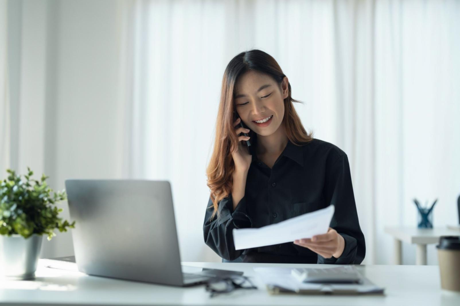 Vista de plataforma educativa accesible desde múltiples dispositivos y ubicaciones